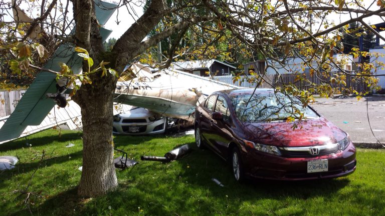 Pilot injured after small plane crashes into Courtenay parking lot
