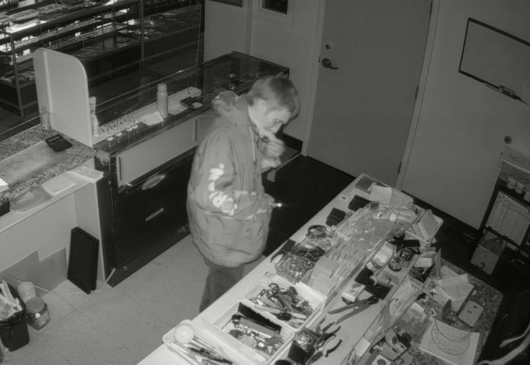 Nanaimo RCMP seek to identify jewelry thief