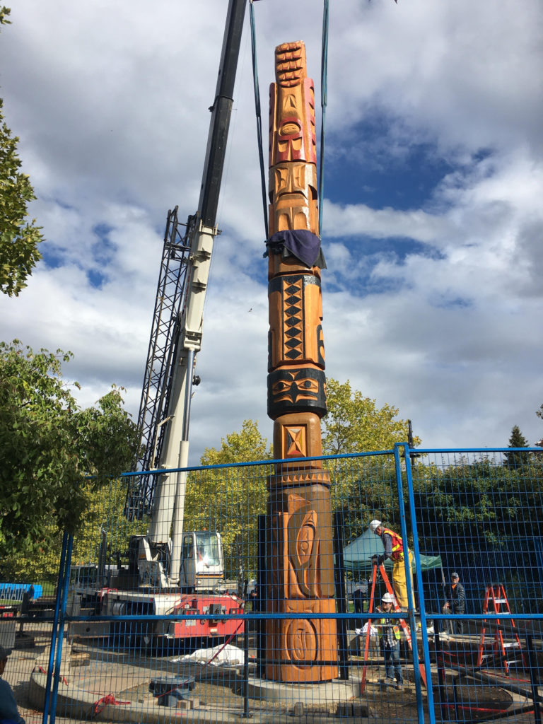 Nanaimo raises new Welcome Pole in Maffeo Sutton park