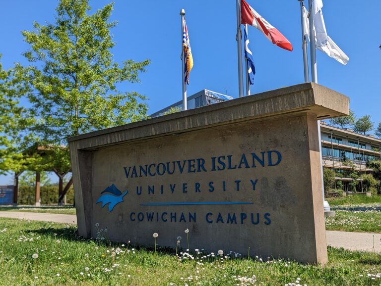 VIU sends warning after man exposes himself to student